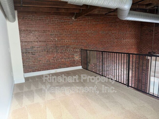 Building Photo - 212 E Main St