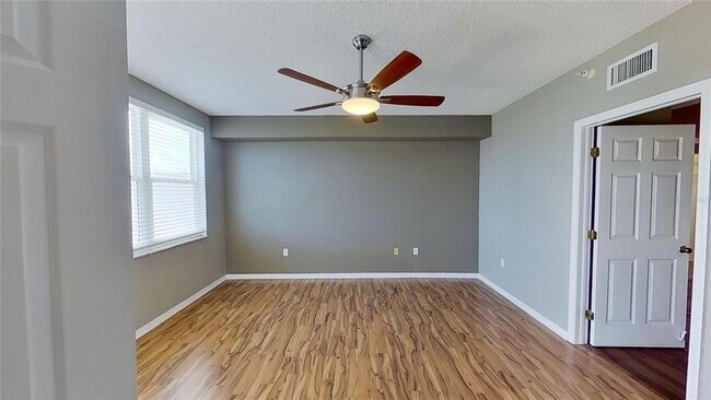 Building Photo - 6495 Shoreline Dr