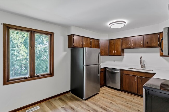 Building Photo - 31 Green Oaks Dr