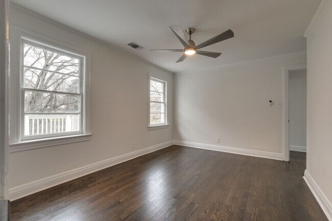 Building Photo - 4 Bedroom, 3 Bath Home w/  1 Car Garage