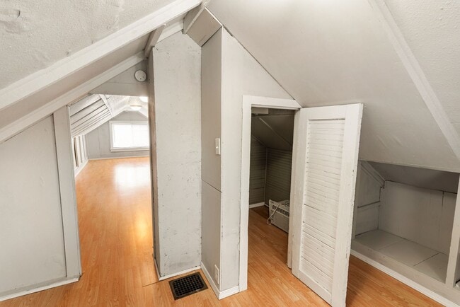 Building Photo - Available now!  517 S. 35th St.  4 Bedroom, 2 Bath Great Midtown location, 1 car garage.