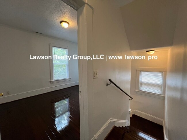 Building Photo - 1208 Chapman Ave SW
