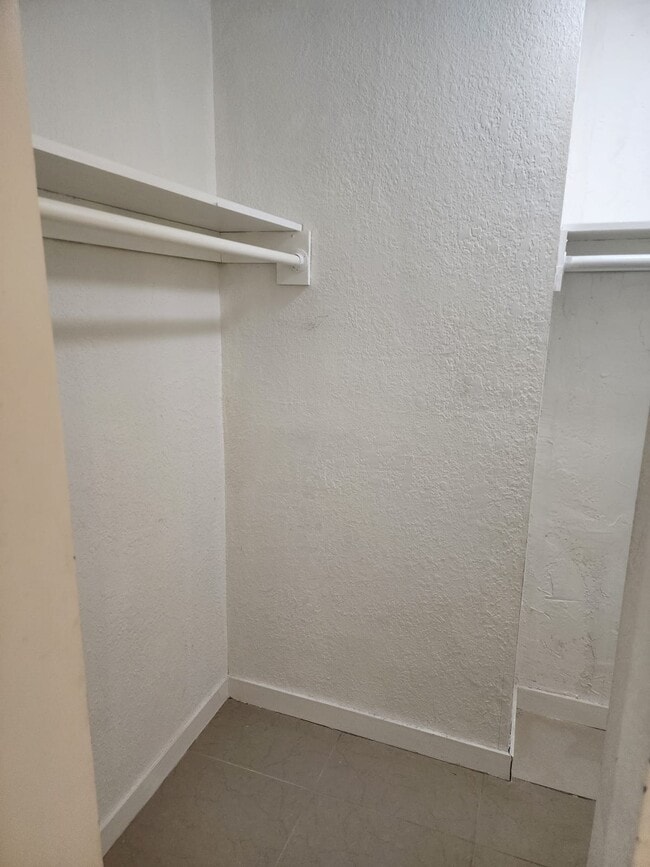 Building Photo - 15201 NE 6th Ave