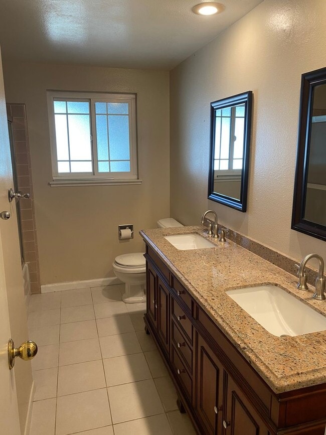 Building Photo - Beautiful 3 bedroom home with pool in Fountain Valley