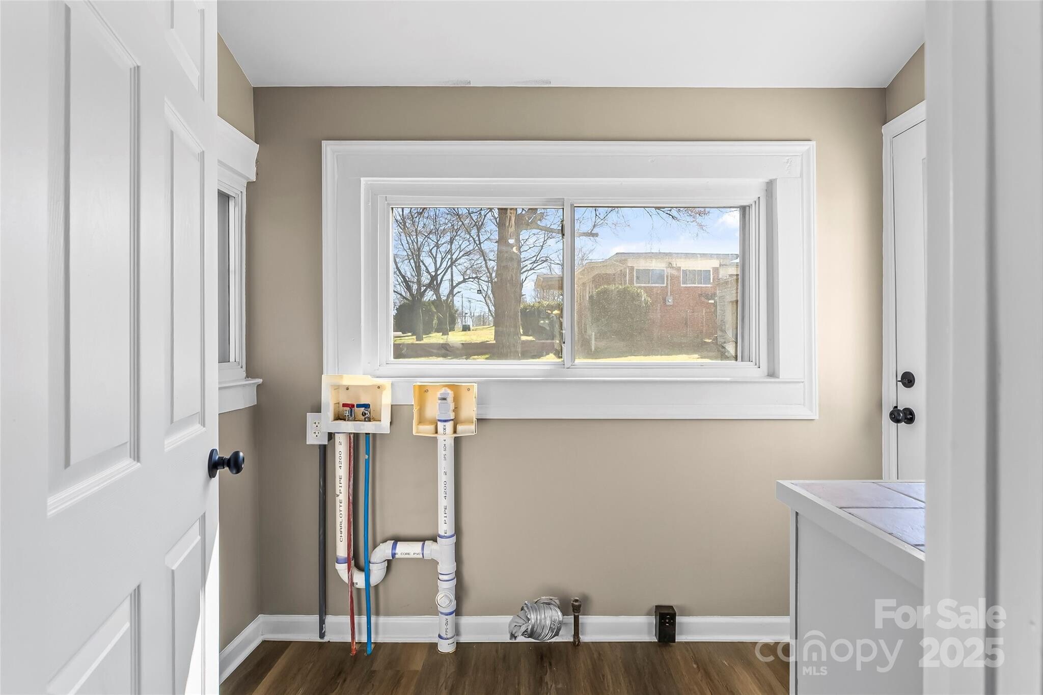 Building Photo - Room in House on E 29th St
