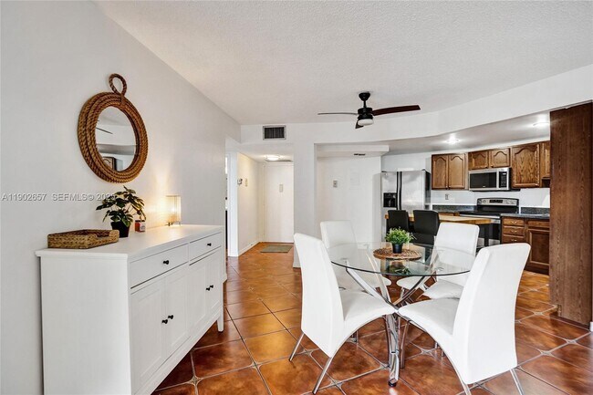 Building Photo - 1000 Parkview Dr