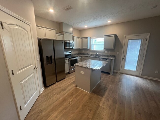 Building Photo - Immediate Occupancy!  2bed 2.5 bath Antioc...