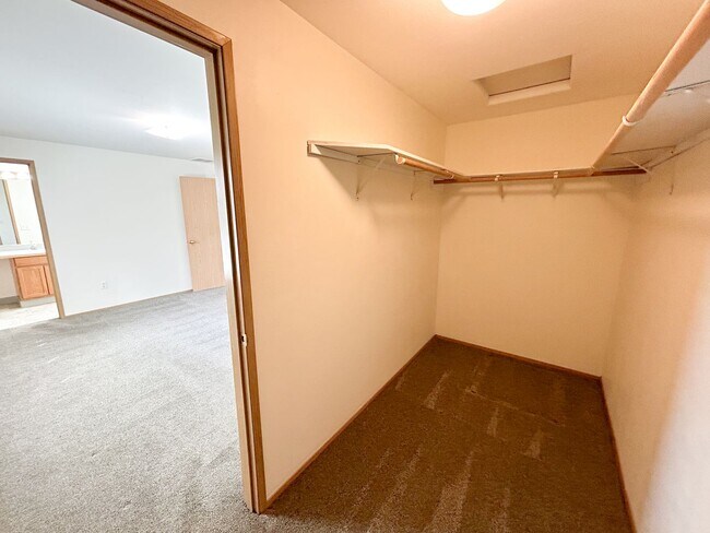 Building Photo - 5548 - 5550