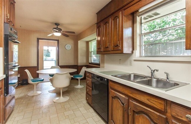 Building Photo - 2121 Stone Creek Dr