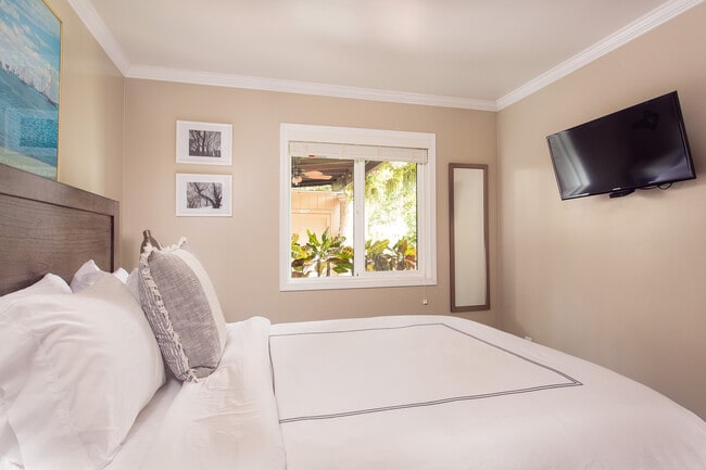 Bedroom - 153 S La Peer Dr