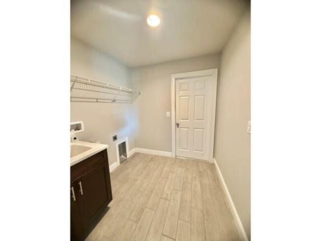 Building Photo - Available Now! 3 Bedroom-2 Bath NW Cape Home