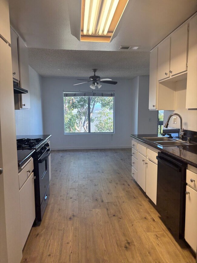 Building Photo - 2bd/2ba Upper Unit In Quail Ridge!!