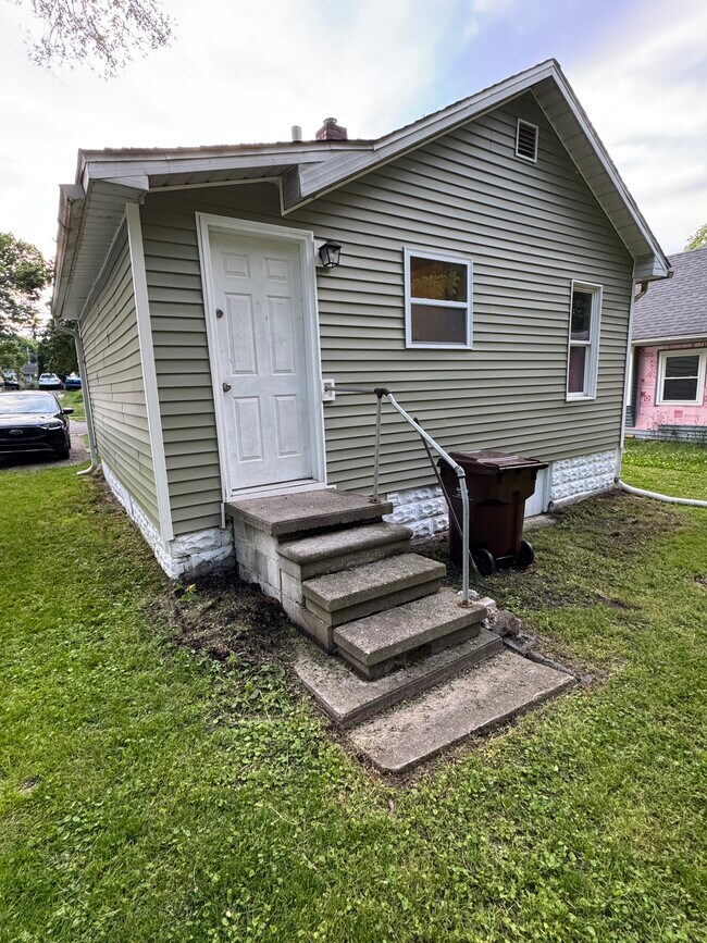 Building Photo - 1706 Indiana Ave