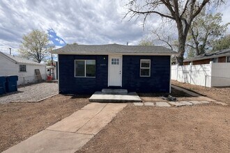 Building Photo - For Rent – Renovated 3 Bedroom Bungalow in Englewood