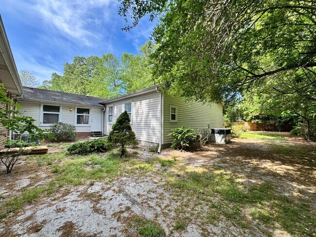 Building Photo - Recently Updated 4-Bedroom Ranch Home w/a 2 Bedroom Guest Cottage! Ready 05-01-26! Pet Friendly Home