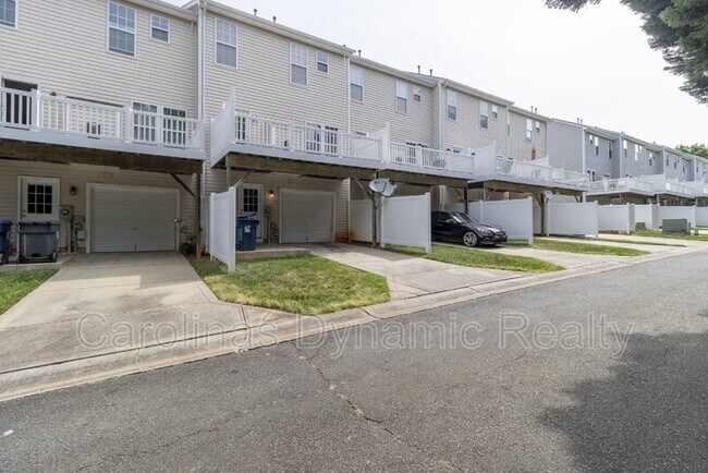 Building Photo - 9618 Blossom Hill Dr