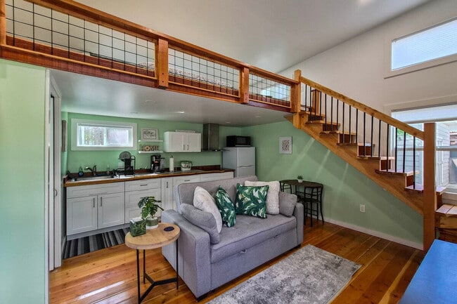 Building Photo - 1142 Temple Dr