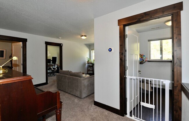 Building Photo - Canfield Mountain 3 bed 2.5 bath with loft...