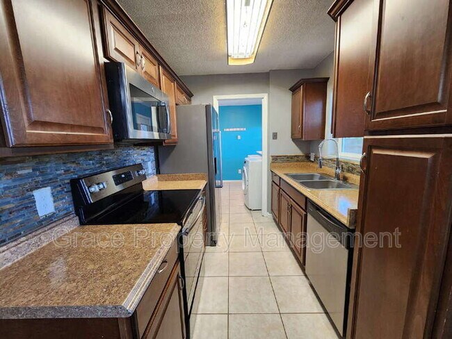 Building Photo - 903 Sir Galahad Dr
