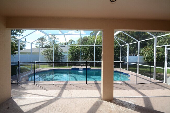 Building Photo - Pool Home with 4 bed, 2 bath located in Se...