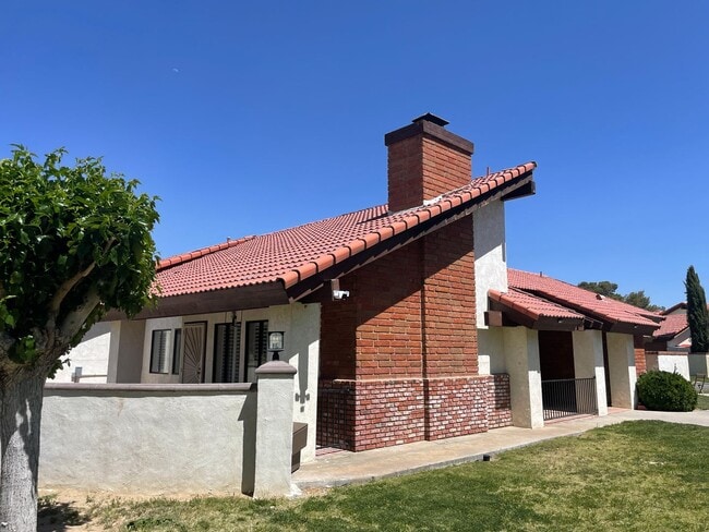 Building Photo - AVAILBLE NOW!! Fully Furnished Desert Gem!