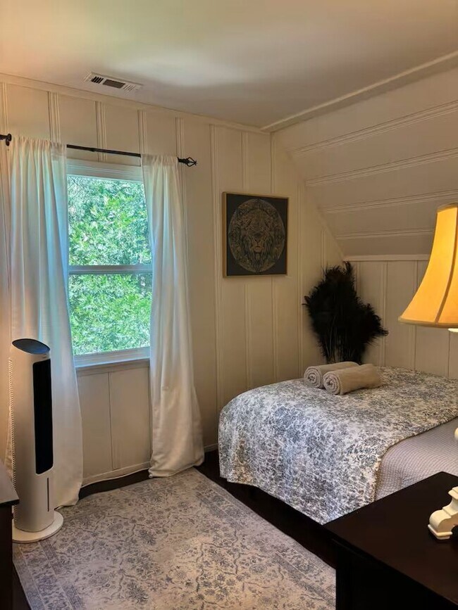 Building Photo - Vintage 5 bedroom Home with Three Car Garage