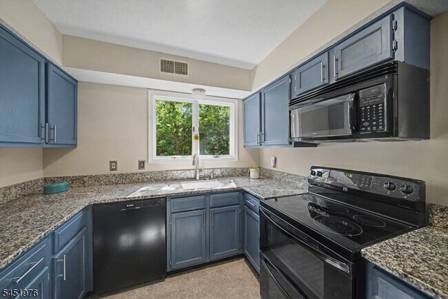 Building Photo - 24 Pine Hollow Ct