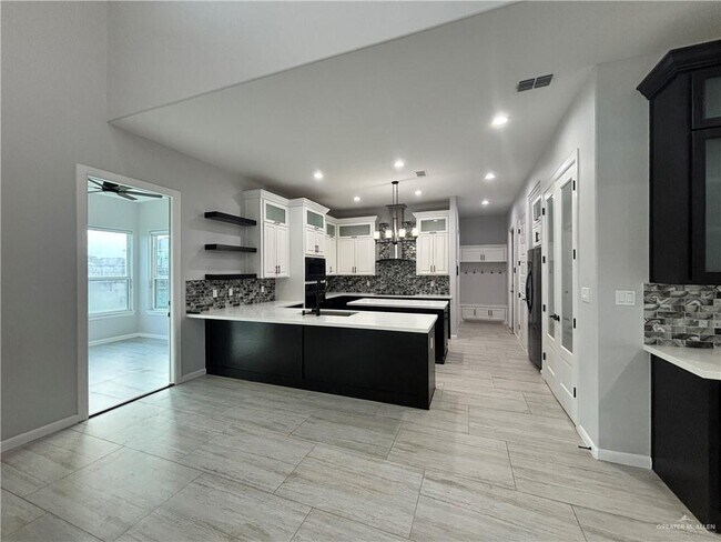 Building Photo - 33 Ensenada Ave