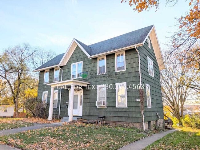 Building Photo - 409 2nd St NE