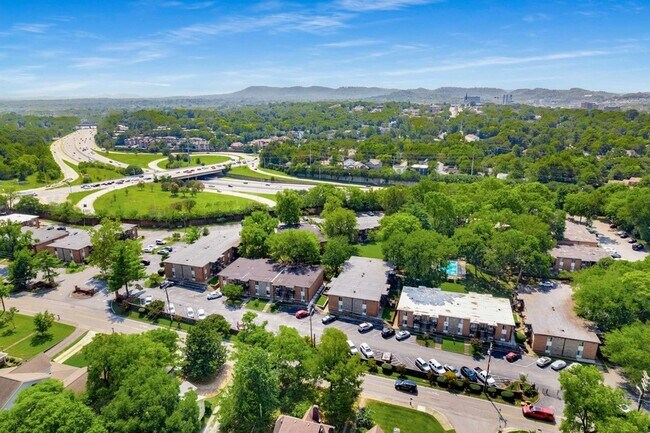 Building Photo - 2601 Hillsboro Pike