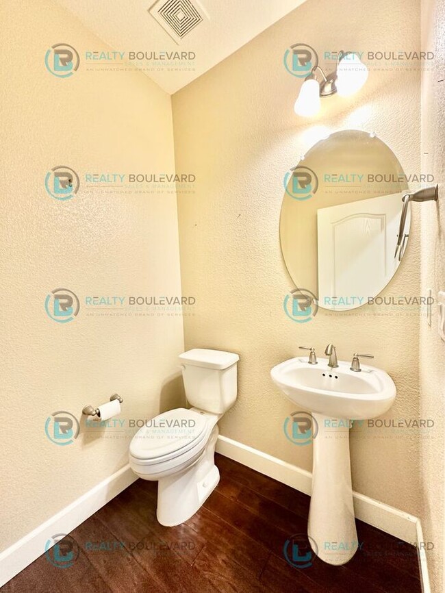 Building Photo - 1/2 Month Free! Spacious 4-Bedroom Gem in ...