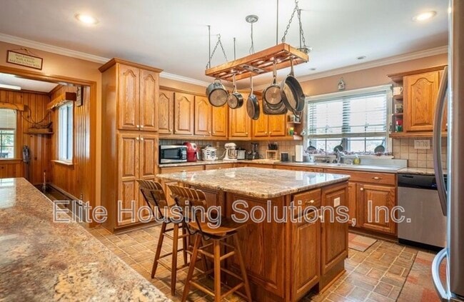 Building Photo - 290 W Ridge St