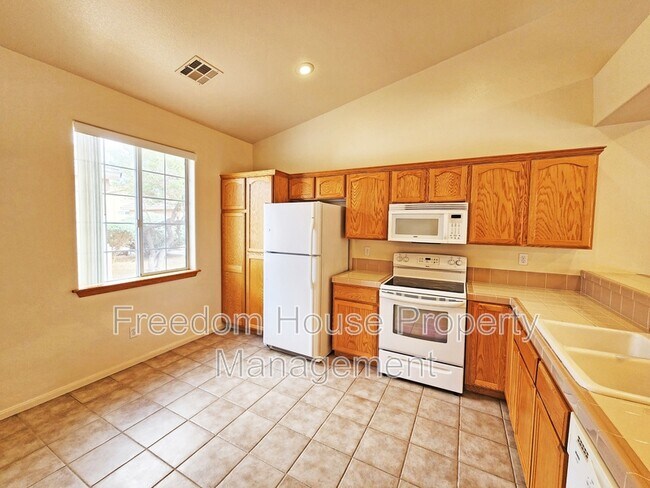Building Photo - 1110 Red Butte St