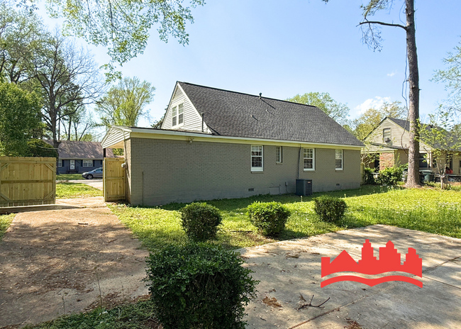 Building Photo - Welcome to this spacious 5-bedroom house