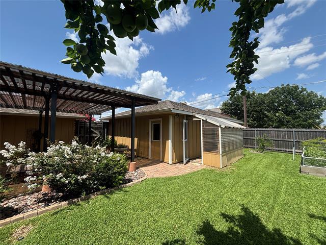 Building Photo - 3300 Wells Dr