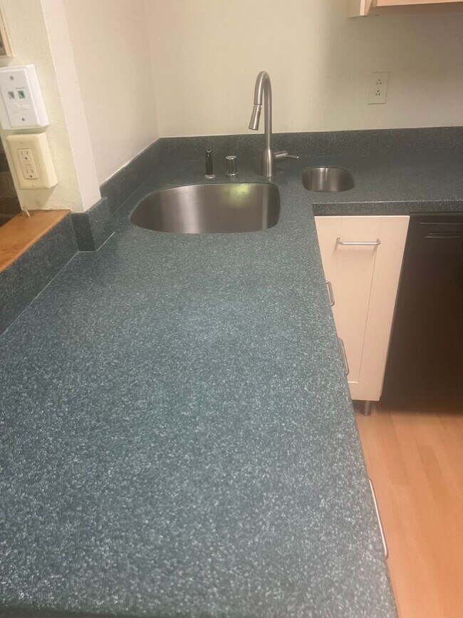 Building Photo - Epic REA: Cozy 2BR Near UC Davis w/ Garage...