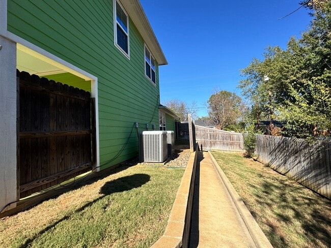 Building Photo - 2311 Airline