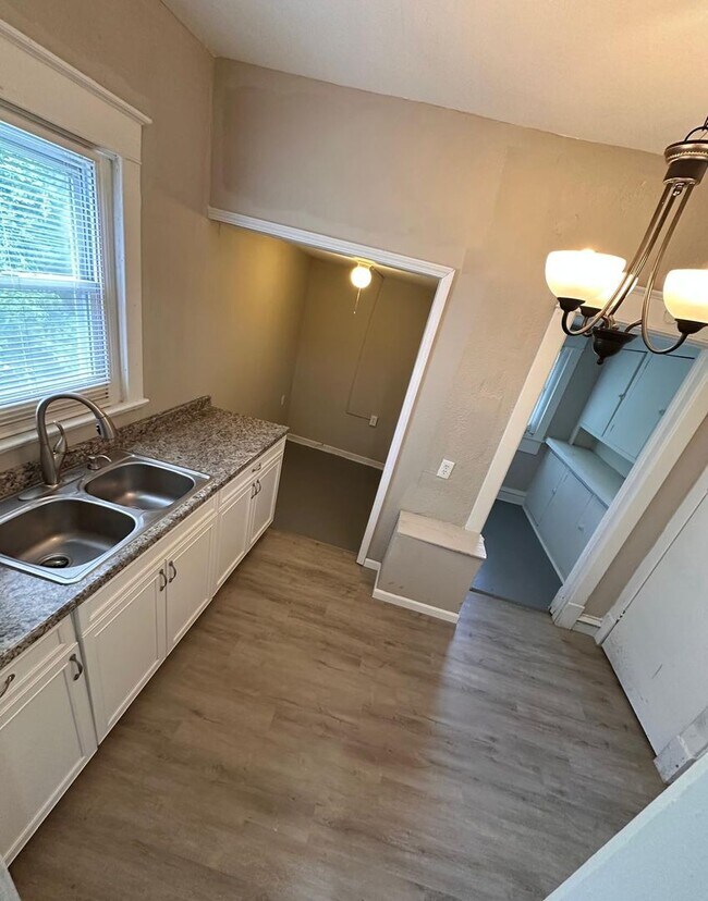 Building Photo - 3bedrooms 1 1/2 bathroom. The house is ver...