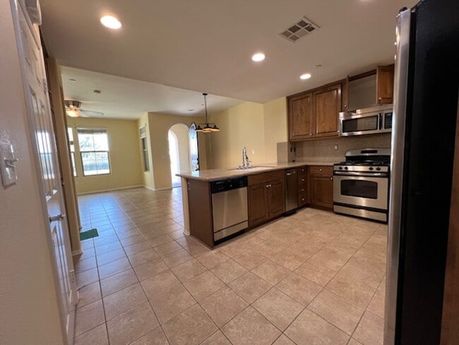 Building Photo - Beautiful 2 Bedroom, 2 1/2 Bathroom Porter Ranch Townhome! Ready for Move In!