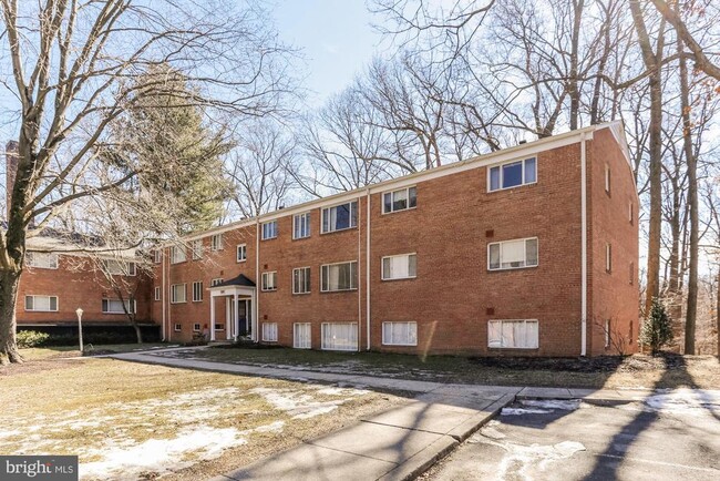 Building Photo - 10501 Montrose Ave