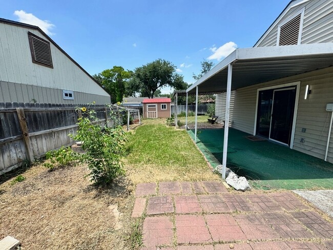 Building Photo - Ready For Move In! Roomy 2 bedroom 1 bath ...