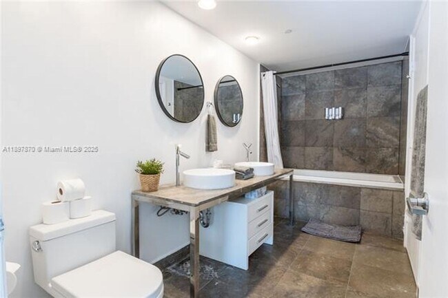 Building Photo - 485 Brickell Ave