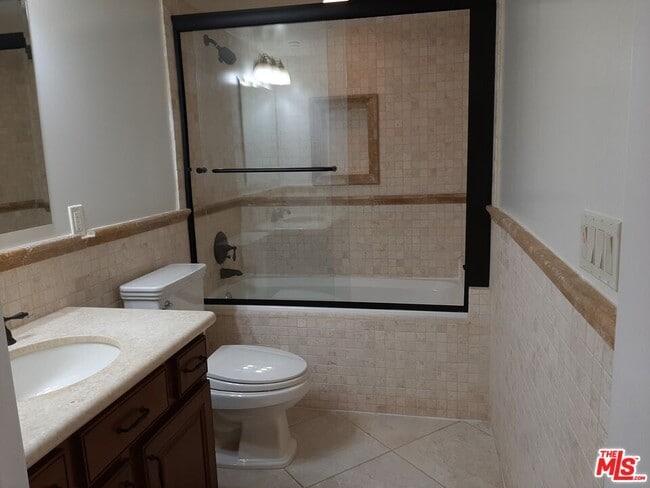 Building Photo - 10390 La Grange Ave