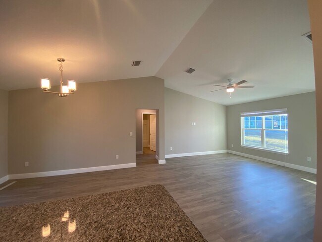Building Photo - Available December 15th.....Custom Home - Desirable SE Ocala Neighborhood 3/2/2 **WON'T LAST**