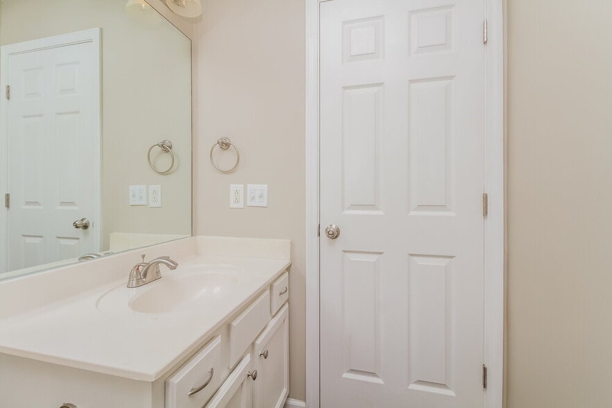 Building Photo - 7882 Rainey Dr