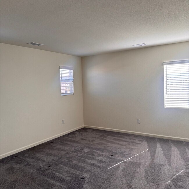 Building Photo - 3 Bedroom with a Loft Home in Lemmon Valley Available Now!
