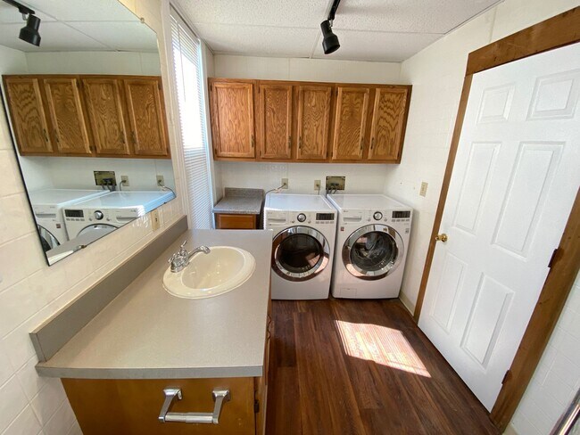 Building Photo - 52 W Norwich Ave