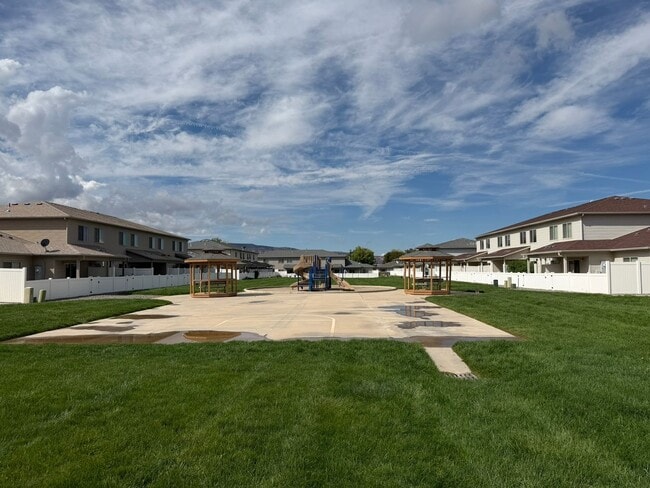 Building Photo - 2484 1/2 Brokwillow Loop