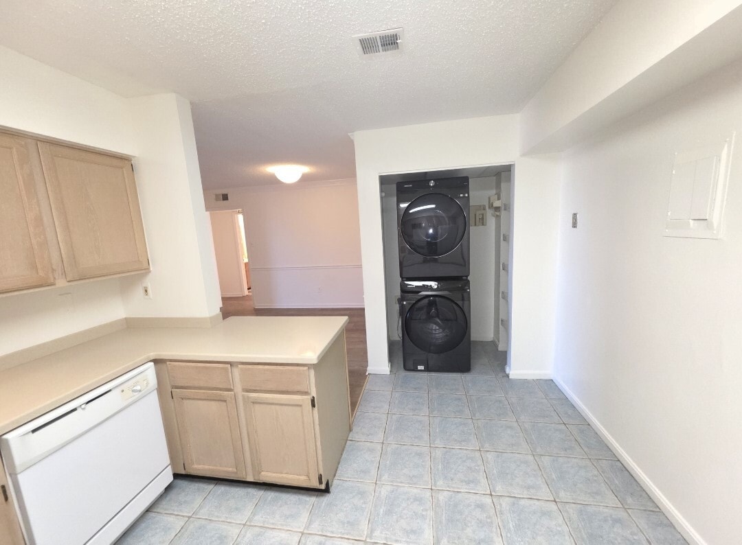 Kitchen - 3115 Patrick Henry Dr
