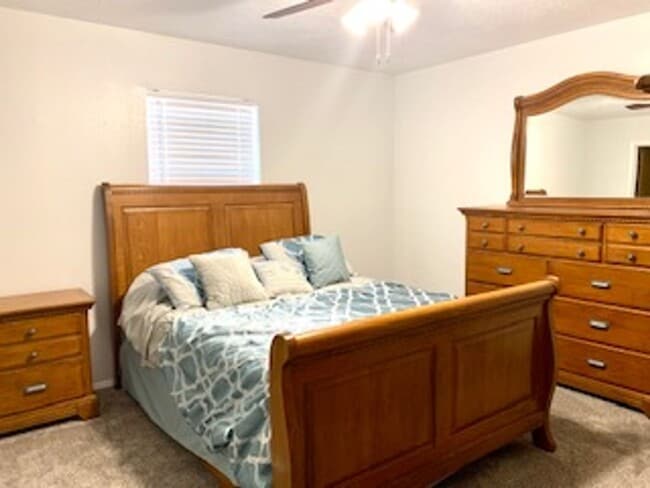 Building Photo - Beautiful  3 bedroom, 2 bath home with 2 c...